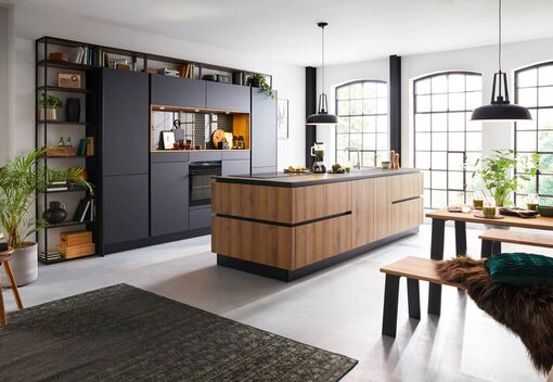 Diese neola-Küche verschmilzt durch die Materialien, die grifflosen Fronten und die offenen Regale mit dem Wohnraum.